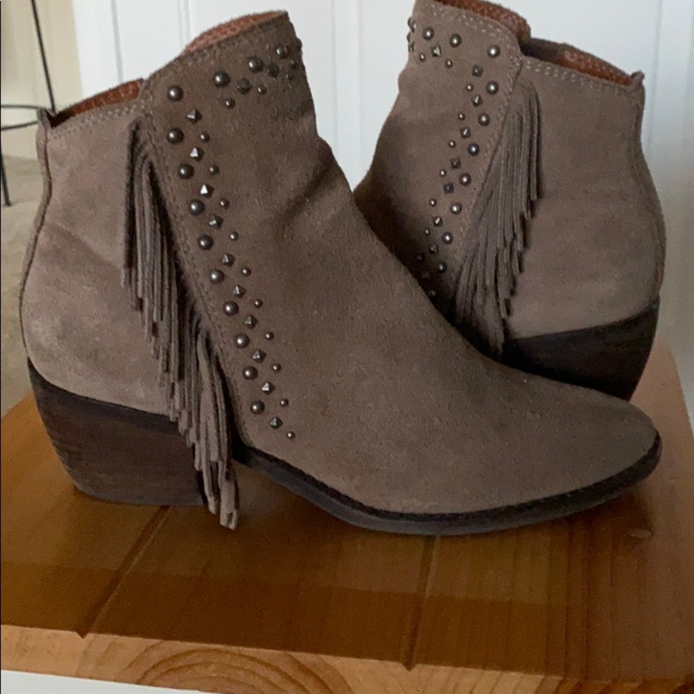LUCKY BRAND gray suede leather booties w/ fringe